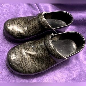 Professional Dansko Scribble Black & Silver Pattern Clogs, size 38, Nurse, EUC